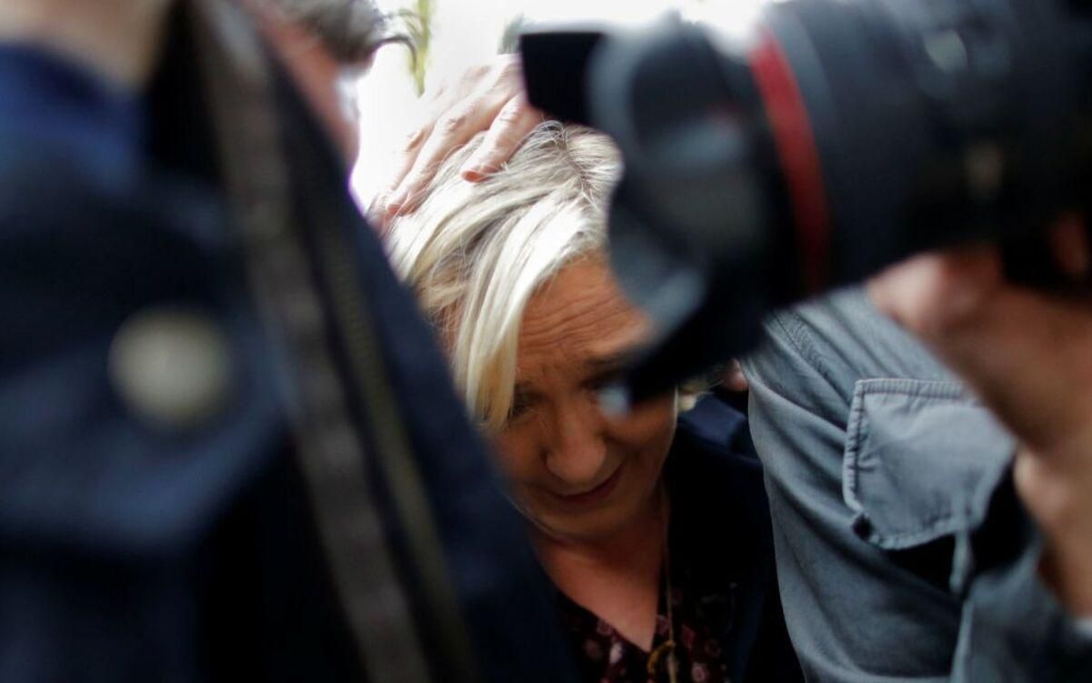 Подругу Путина Ле Пен забросали яйцами посреди улицы: момент попал на видео Подругу Путина Ле Пен забросали яйцами посреди улицы: момент попал на видео