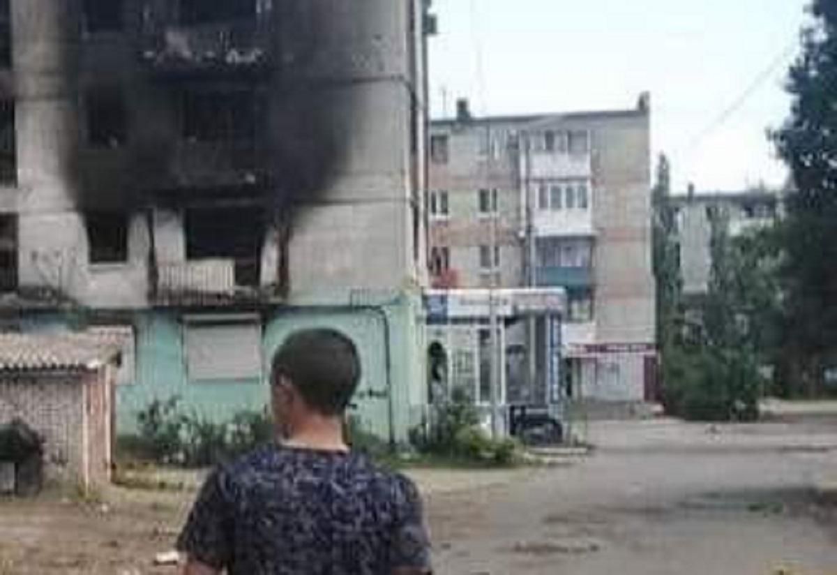 Почти 20 домов, завод "Азот", отделение Укрпочты и полиции: враг ежедневно бьет по Луганщине