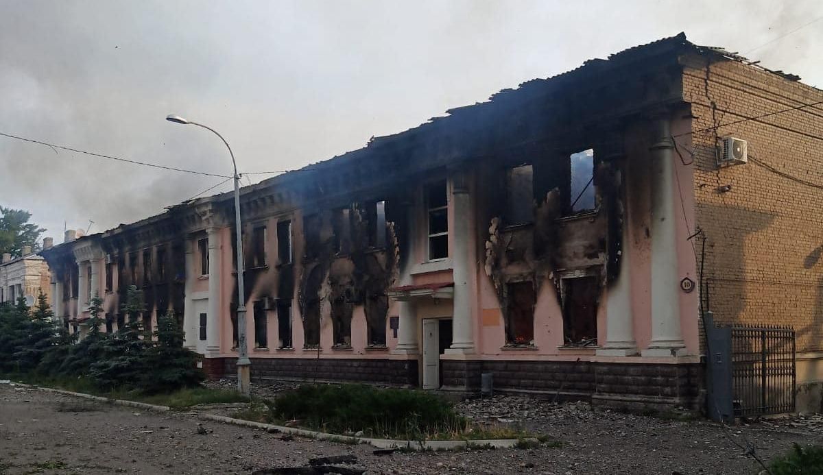 Примерно 30 прилетов: россияне полностью уничтожили гуманитарный штаб в Лисичанске