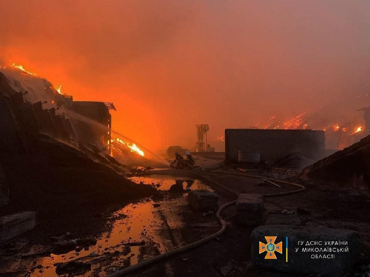Внаслідок обстрілів окупантів у Миколаєві та околицях спалахнули 6 пожеж: одну з них досі гасять