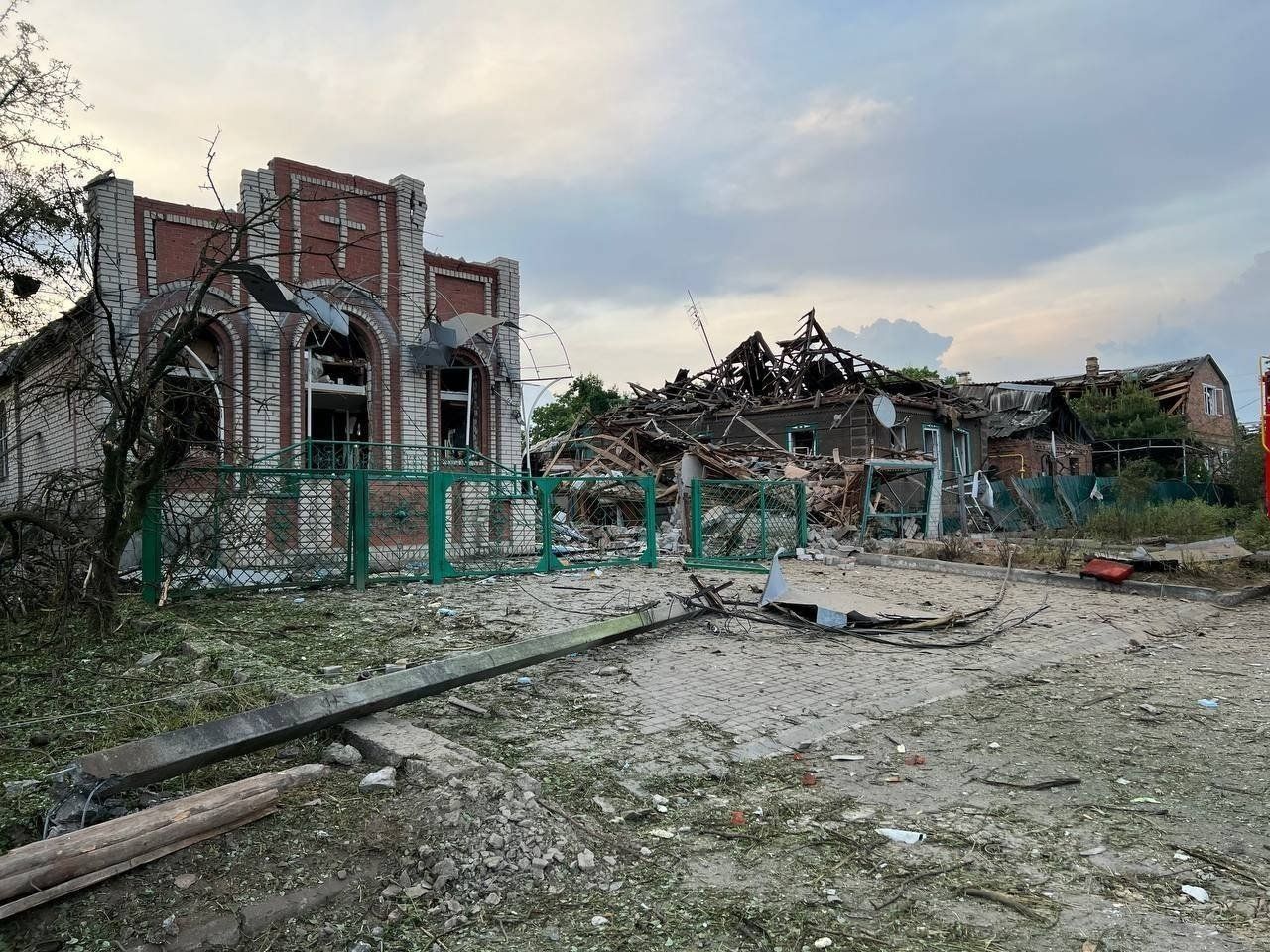 Россияне обстреляли 32 города и села на Востоке: по меньшей мере 4 человека погибли, много раненых Россияне обстреляли 32 города и села на Востоке: по меньшей мере 4 человека погибли, много раненых