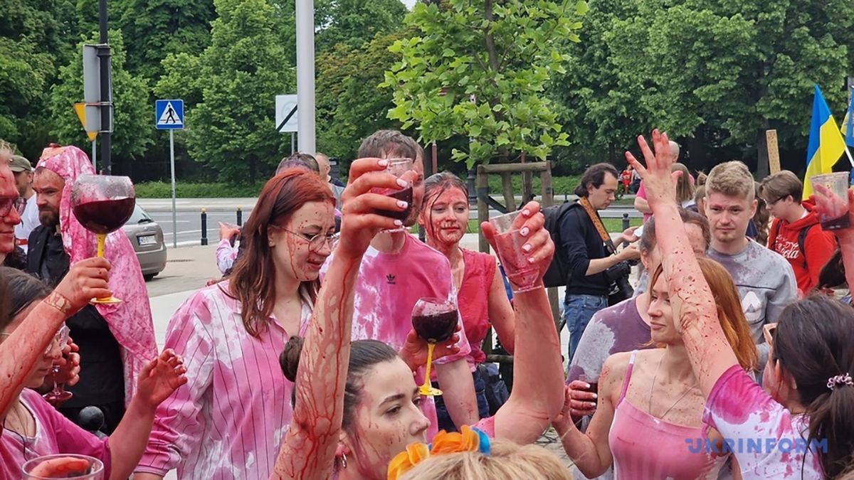 Кровь и танцы на костях: в Варшаве протестовали против антиукраинской политики Орбана