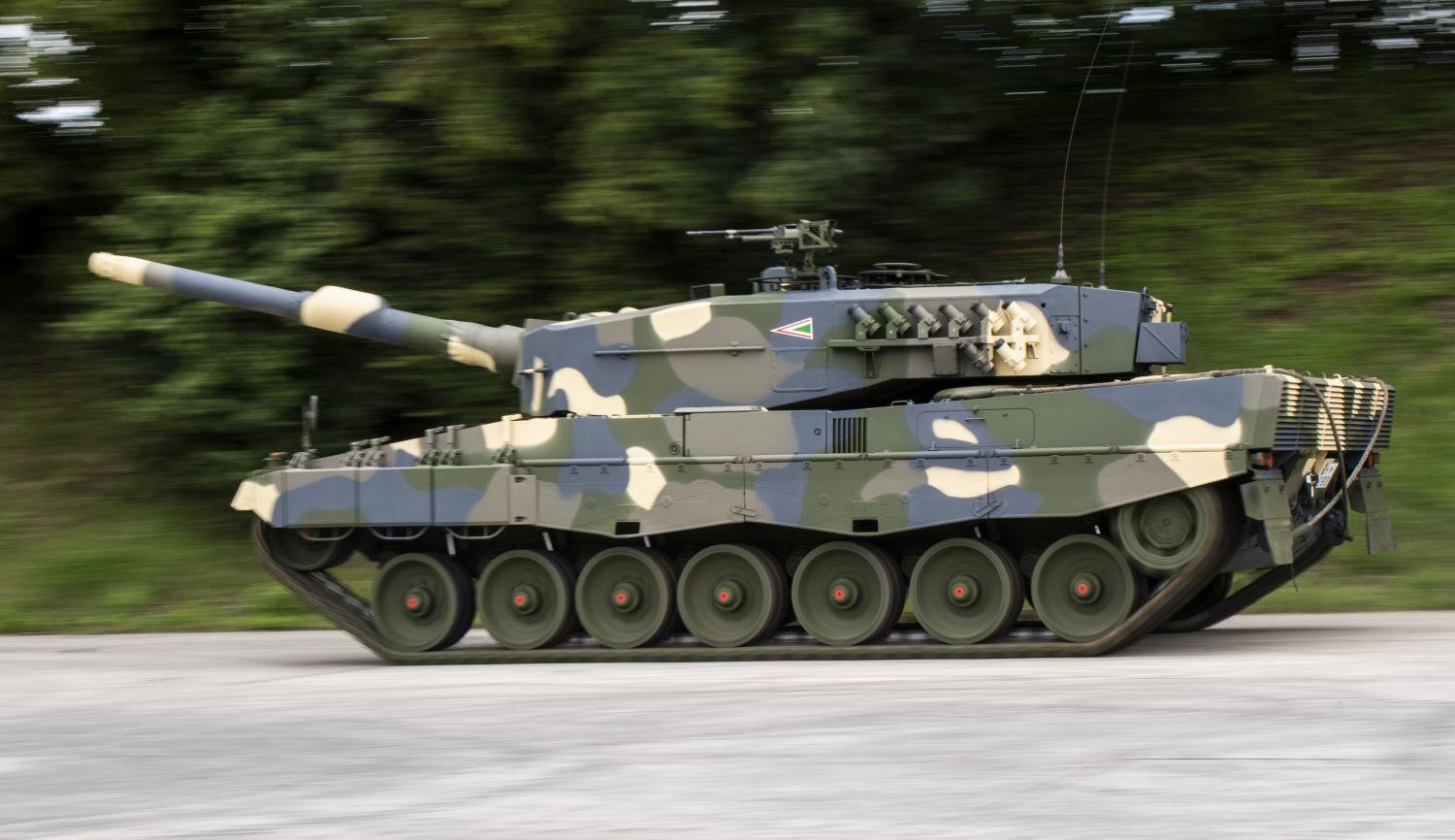 Іспанія може поставити Україні важке озброєння, включаючи танки Leopard та ЗРК, – ЗМІ