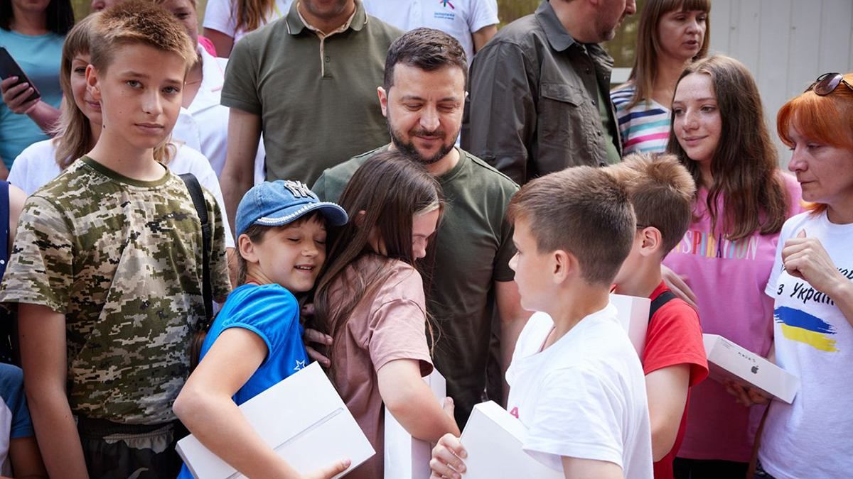 Почти 60% региона оккупировано: Зеленский в Запорожье провел совещание и встретился с переселенцами