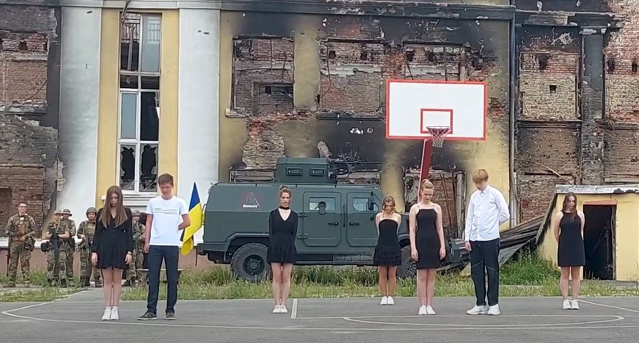 Випускники у Харкові станцювали вальс на руїнах своєї школи:  емоційне відео