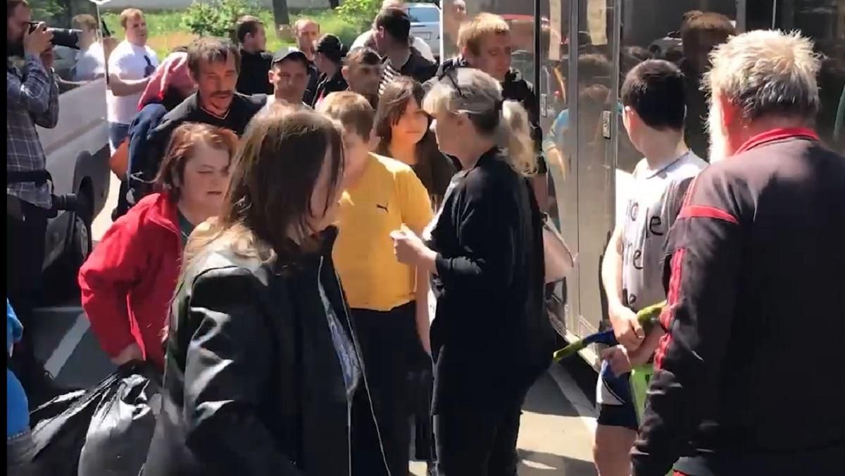 Тероборонівці 103 бригади допомогли евакуювати мешканців Бахмута Тероборонівці 103 бригади допомогли евакуювати мешканців Бахмута