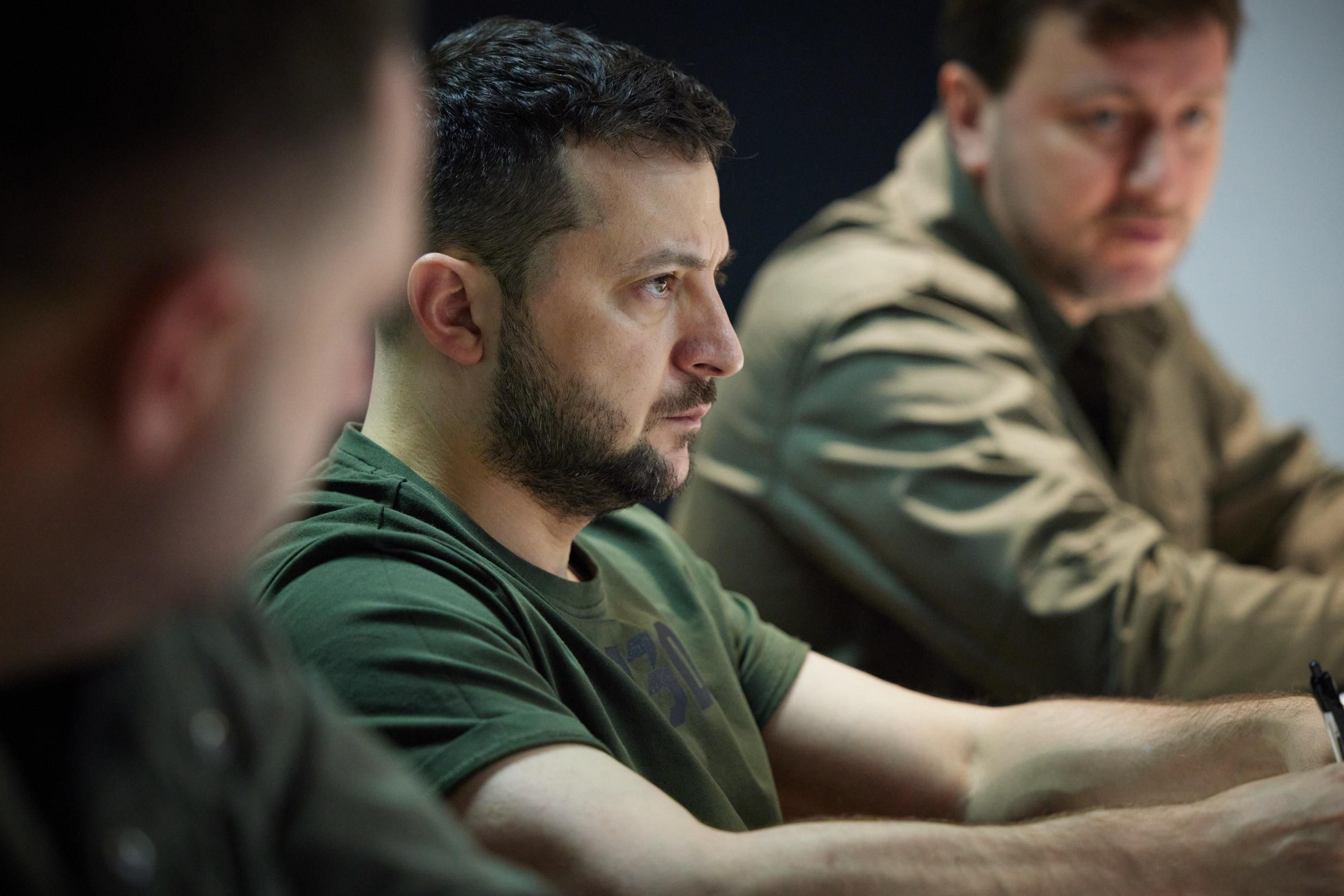 Зеленський поговорив з Джонсоном про ситуацію на фронті й посилену оборонну підтримку України Зеленський поговорив з Джонсоном про ситуацію на фронті й посилену оборонну підтримку України