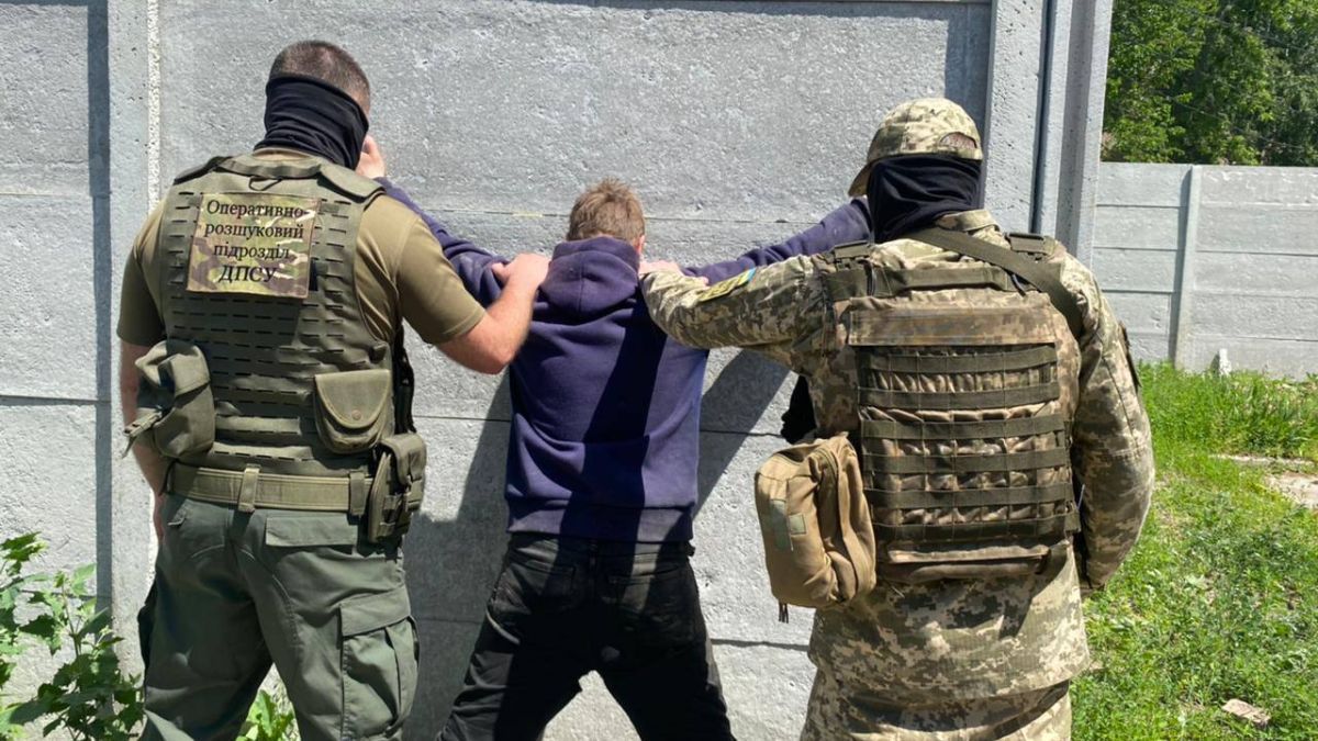 Зрадника зі Слов'янська затримали за передачу інформації ворогу Зрадника зі Слов'янська затримали за передачу інформації ворогу