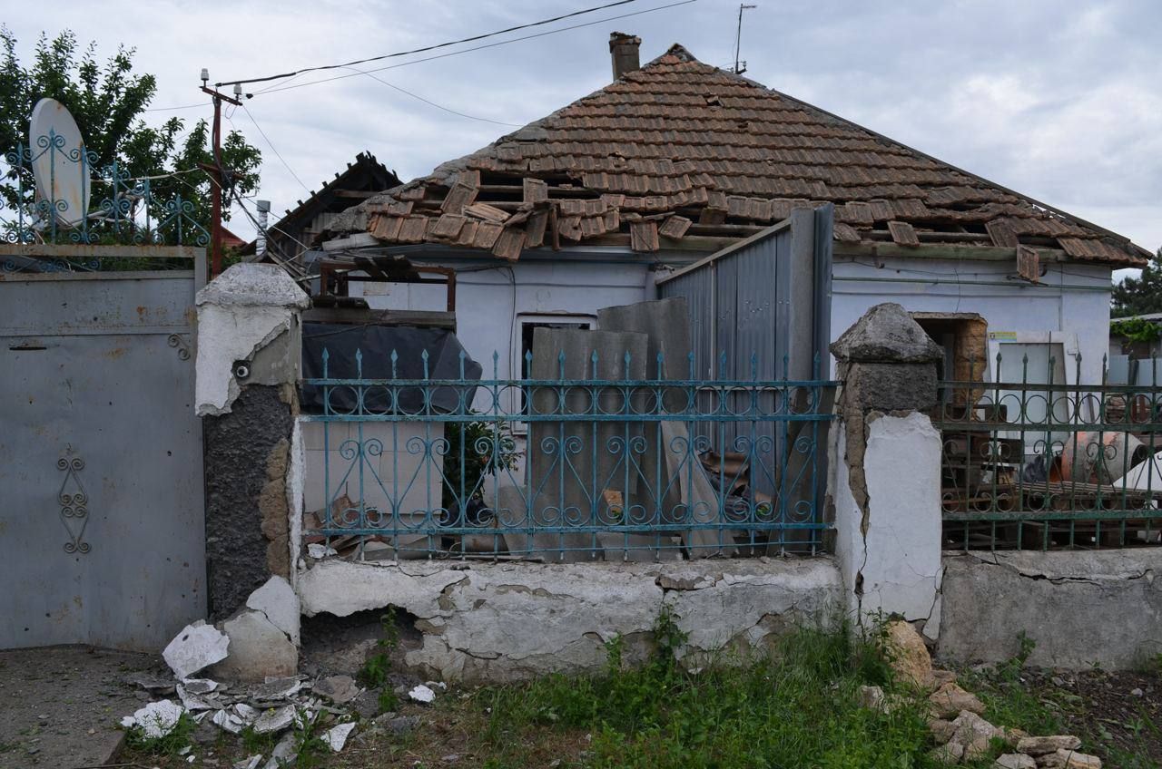 Оккупанты обстреляли жилой квартал в Николаеве: под удар попали школа и частная фирма