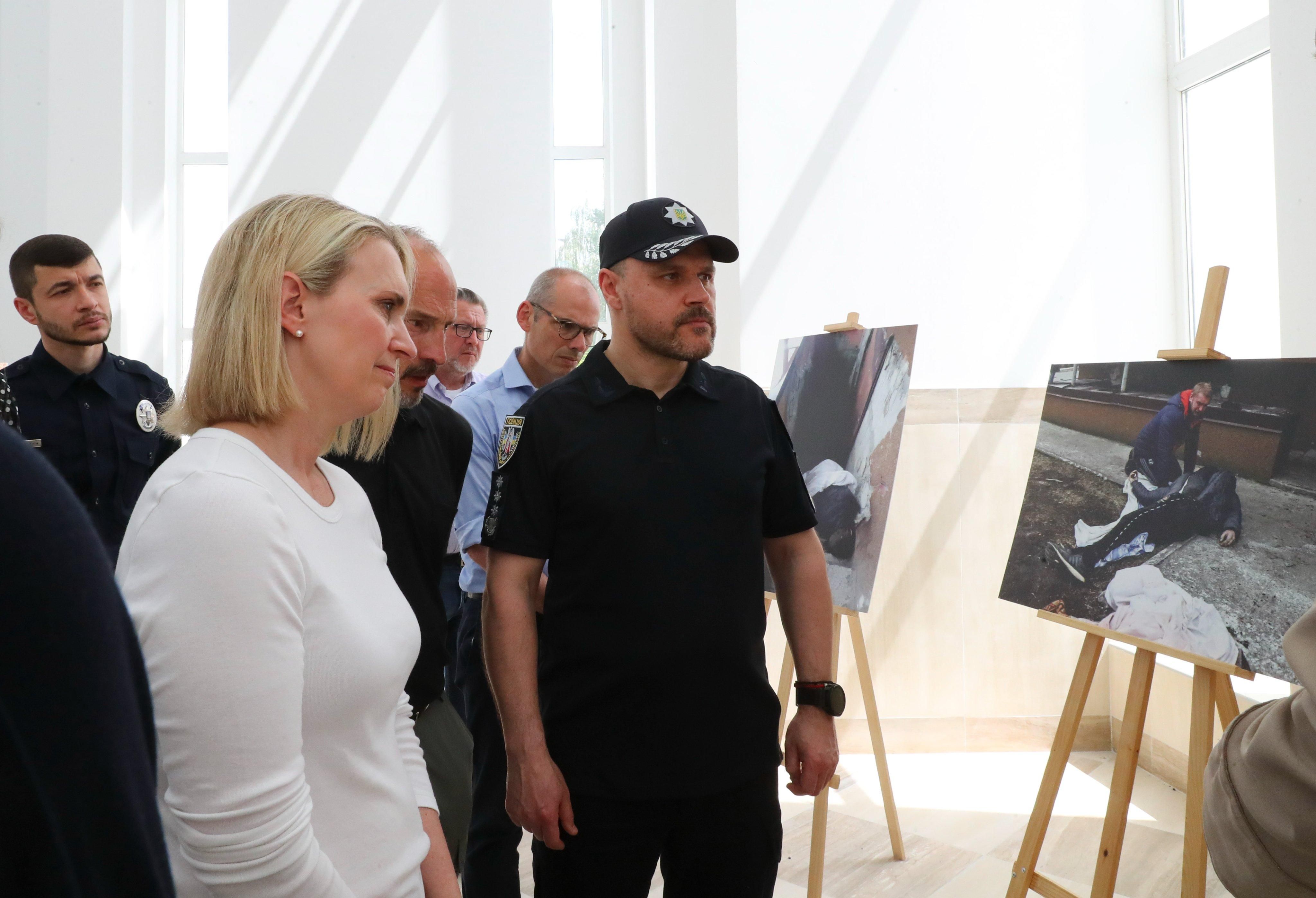 Страшно видеть лично последствия войны, – посол США Бринк о братских могилах на Киевщине Страшно видеть лично последствия войны, – посол США Бринк о братских могилах на Киевщине