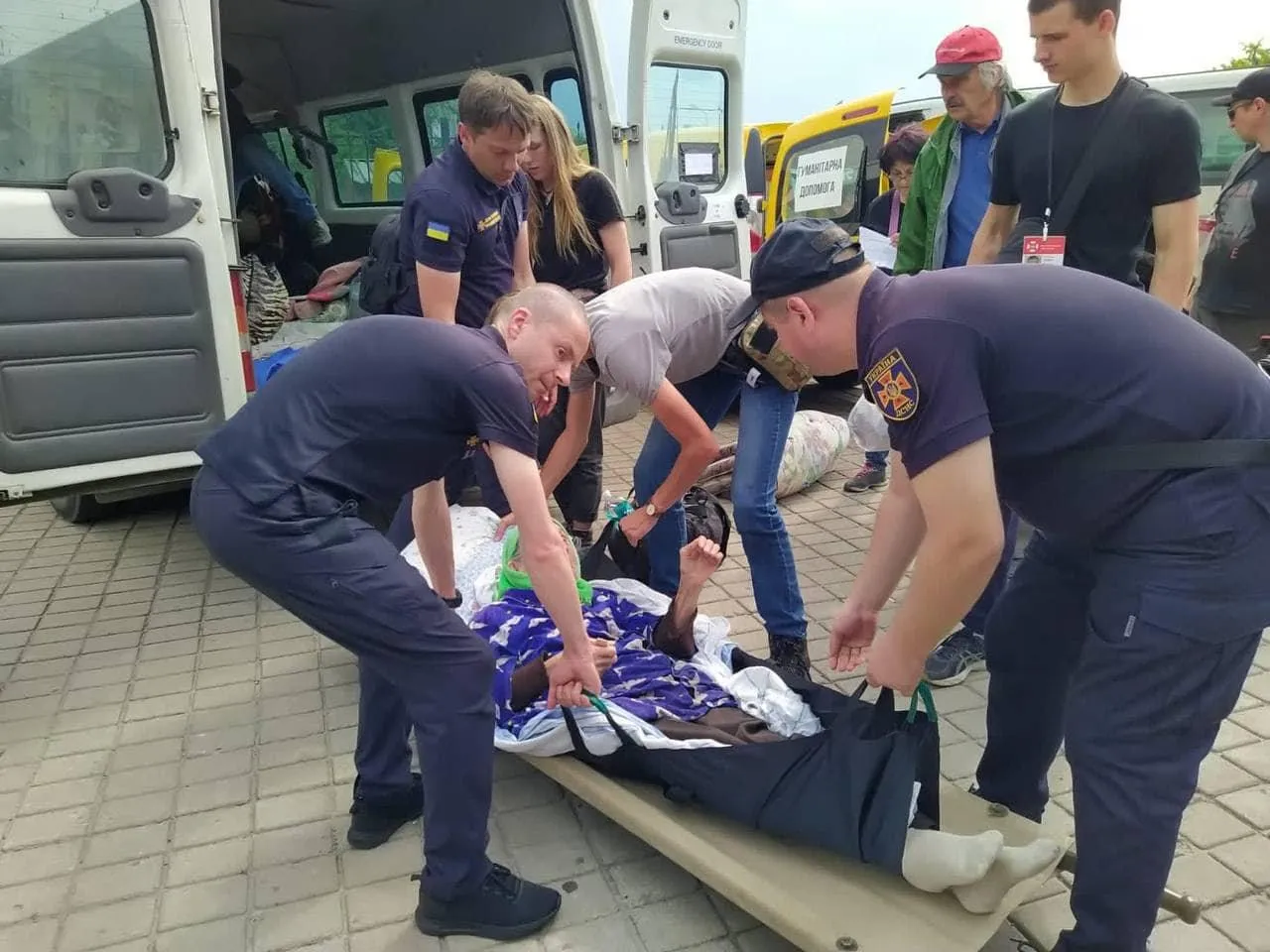 Спасатели помогали в эвакуации населения Спасатели помогали в эвакуации населения