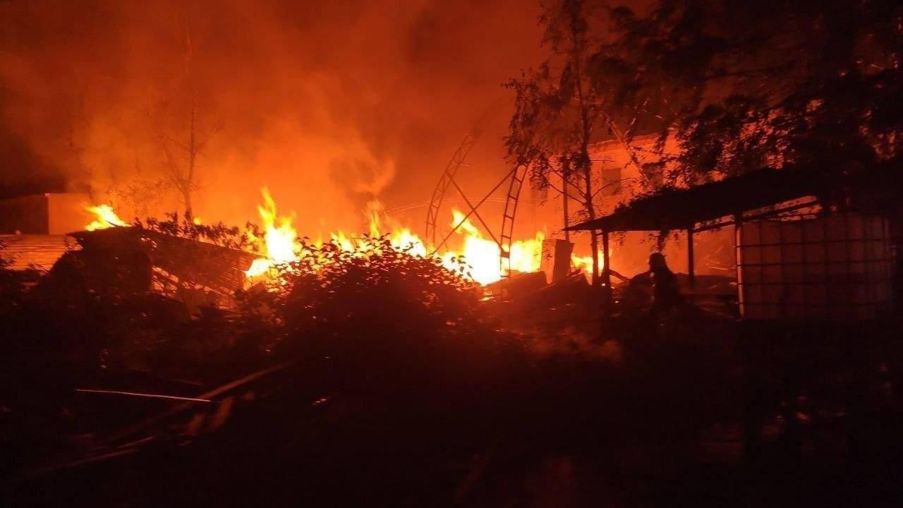 У Харкові під час тривоги пролунали вибухи та спалахнула пожежа У Харкові під час тривоги пролунали вибухи та спалахнула пожежа