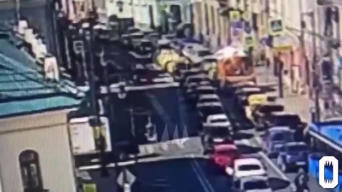 Авто депутата Госдумы Сергея Миронова сбило курьера в центре Москвы Авто депутата Госдумы Сергея Миронова сбило курьера в центре Москвы