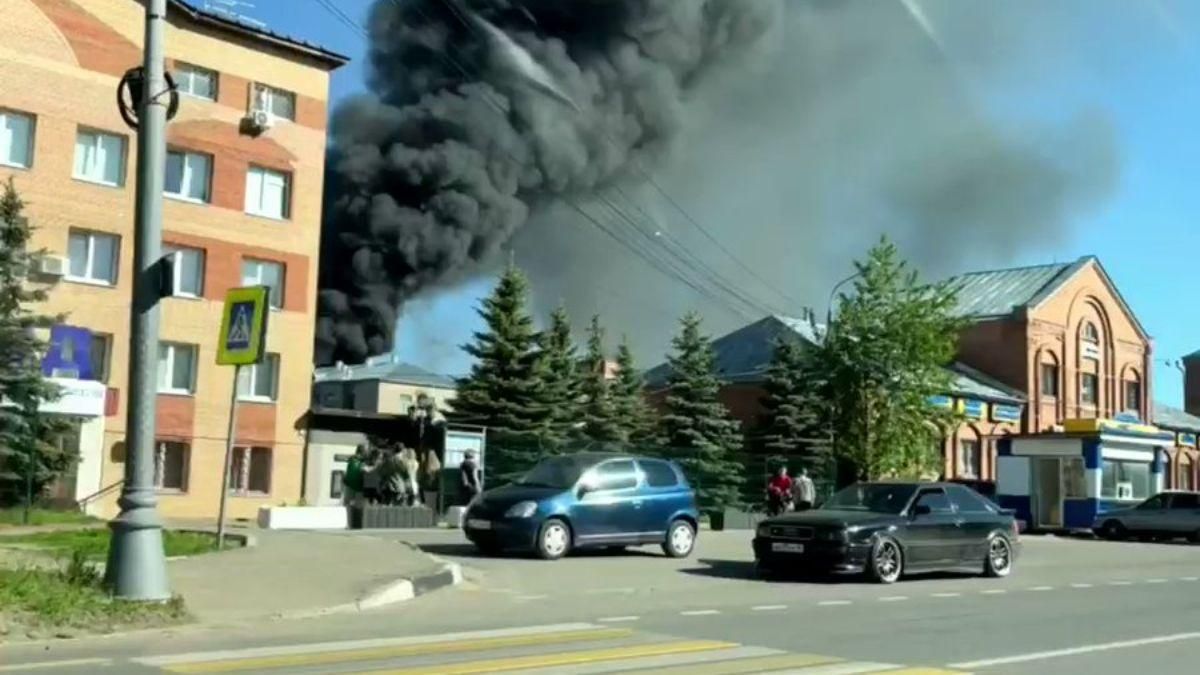 Под Москвой тушили масштабный пожар на заводе, где производят военную оптику