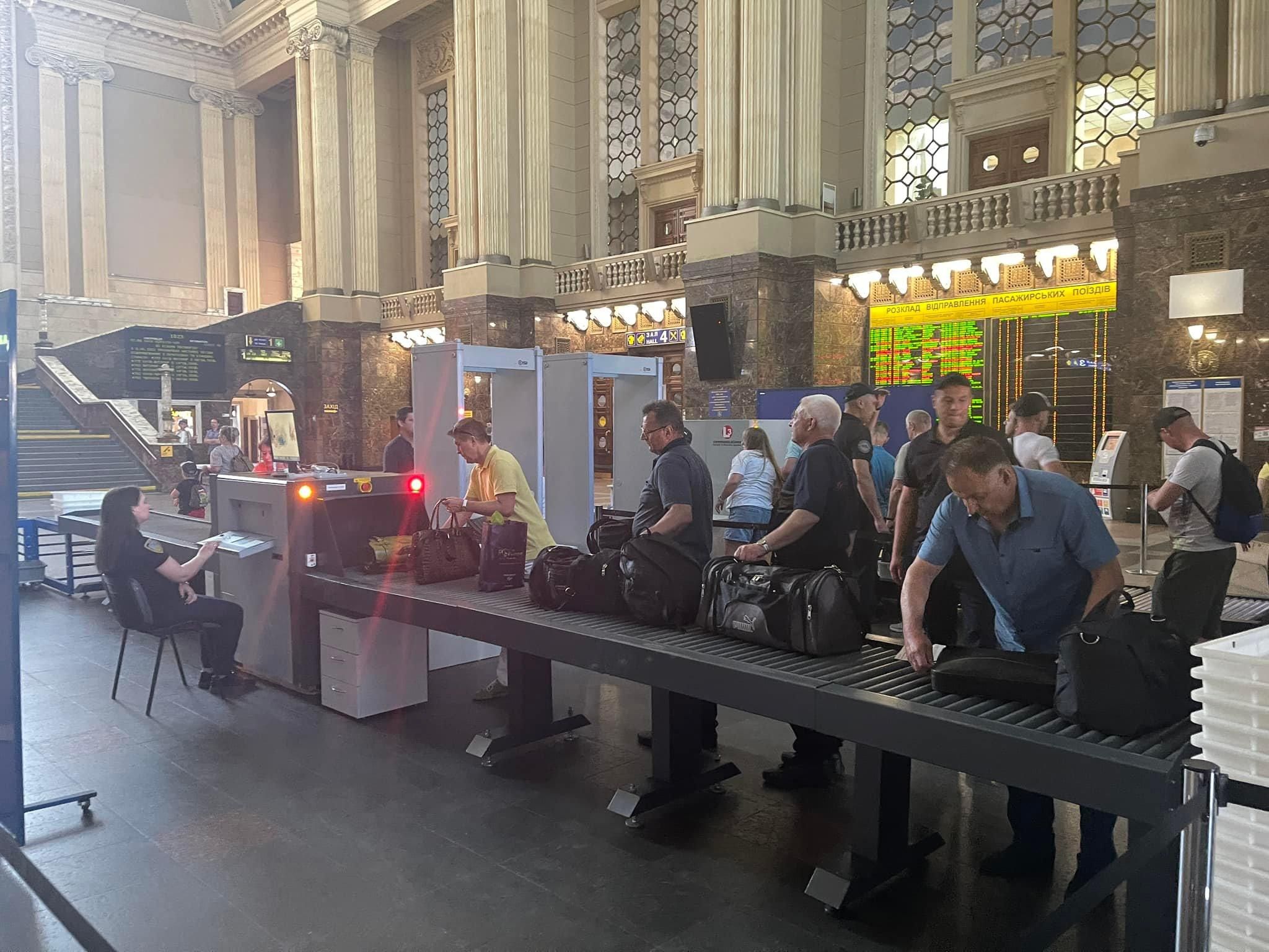 На київському вокзалі перевірятимуть пасажирів та їхні валізи через металошукачі