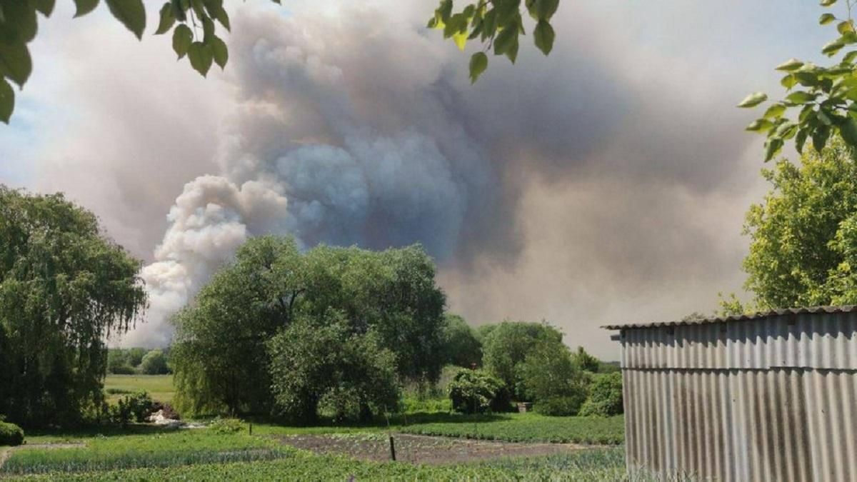 Через обстріли на Харківщині спалахнули пожежі: моторошні фото й відео