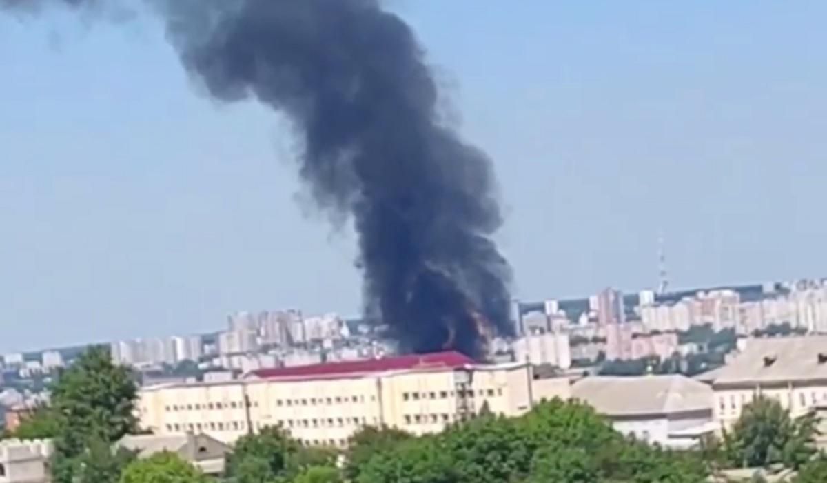 Не "приліт": на залізниці у Харкові спалахнула масштабна пожежа, дим огорнув пів міста