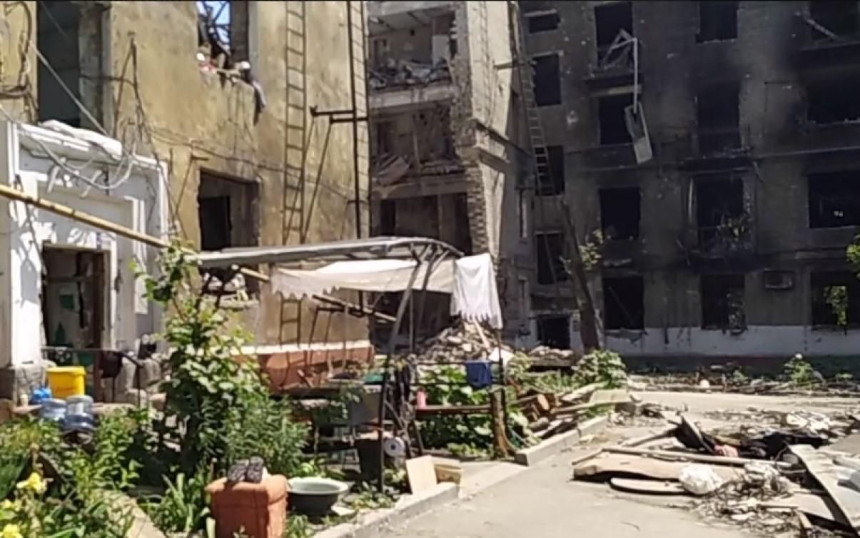 Люди в Мариуполе продолжают жить в подвалах из-за уничтоженных домов: жуткие видео Люди в Мариуполе продолжают жить в подвалах из-за уничтоженных домов: жуткие видео