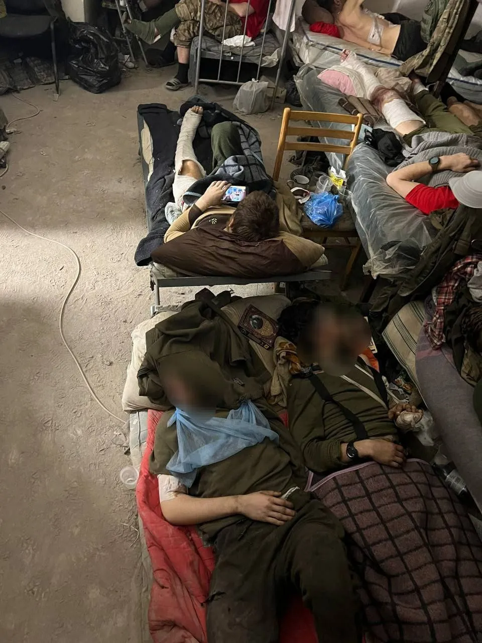 поранені військові в бункерах Азовсталі