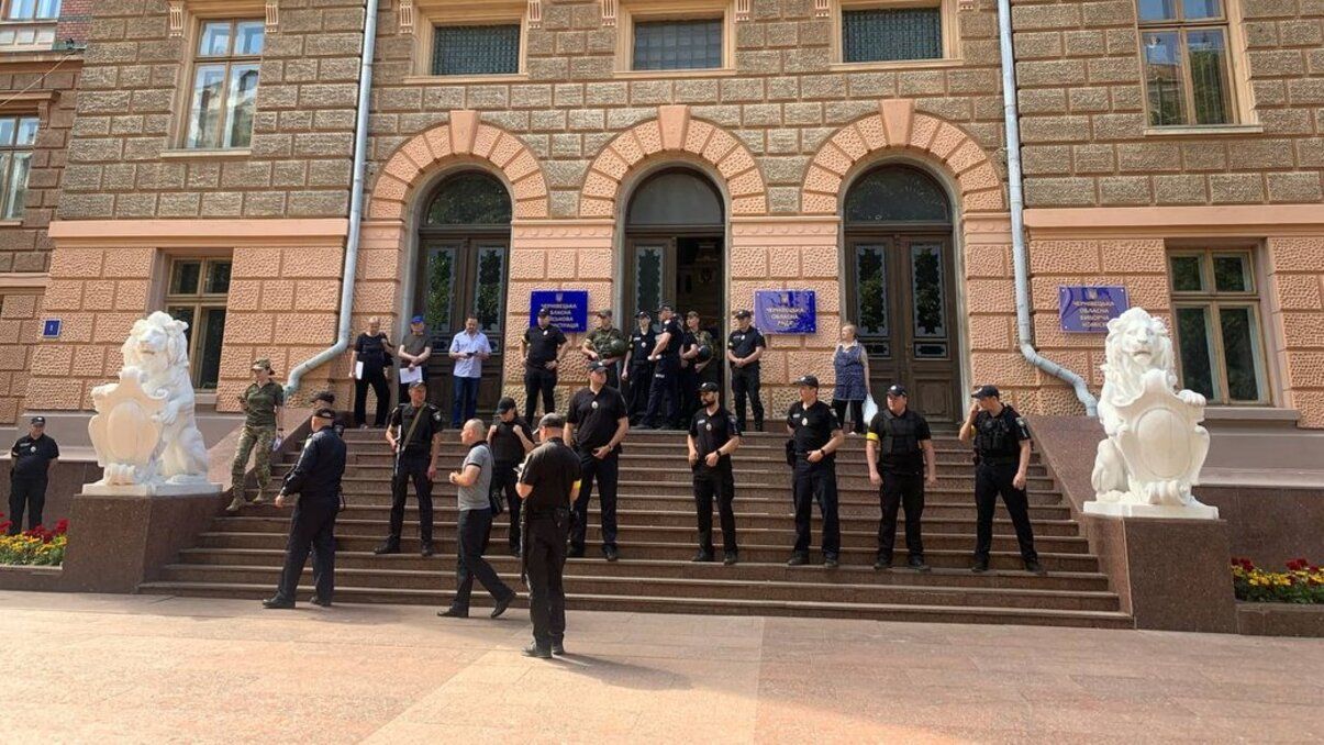 У Чернівецькій ОВА силовики проводять обшуки У Чернівецькій ОВА силовики проводять обшуки