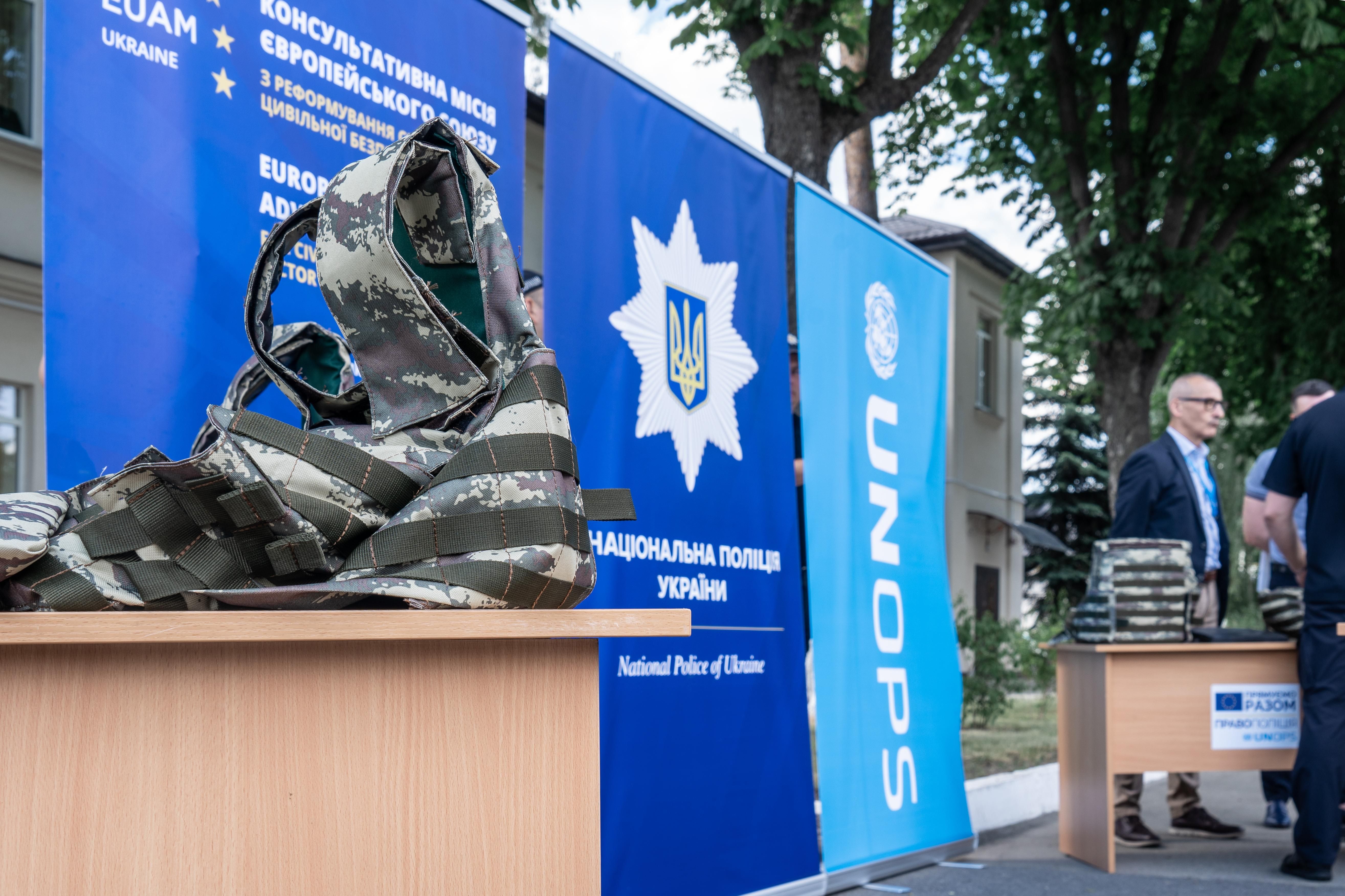 ЄС передав українським правоохоронцям захисне спорядження на 3 мільйона євро ЄС передав українським правоохоронцям захисне спорядження на 3 мільйона євро