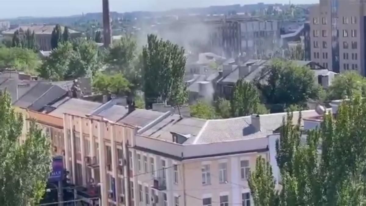 Поруч з адміністрацією окупантів у Донецьку пролунала серія вибухів Поруч з адміністрацією окупантів у Донецьку пролунала серія вибухів