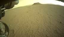 В колесе марсохода Perseverance застрял большой камень: свежие фото с Марса