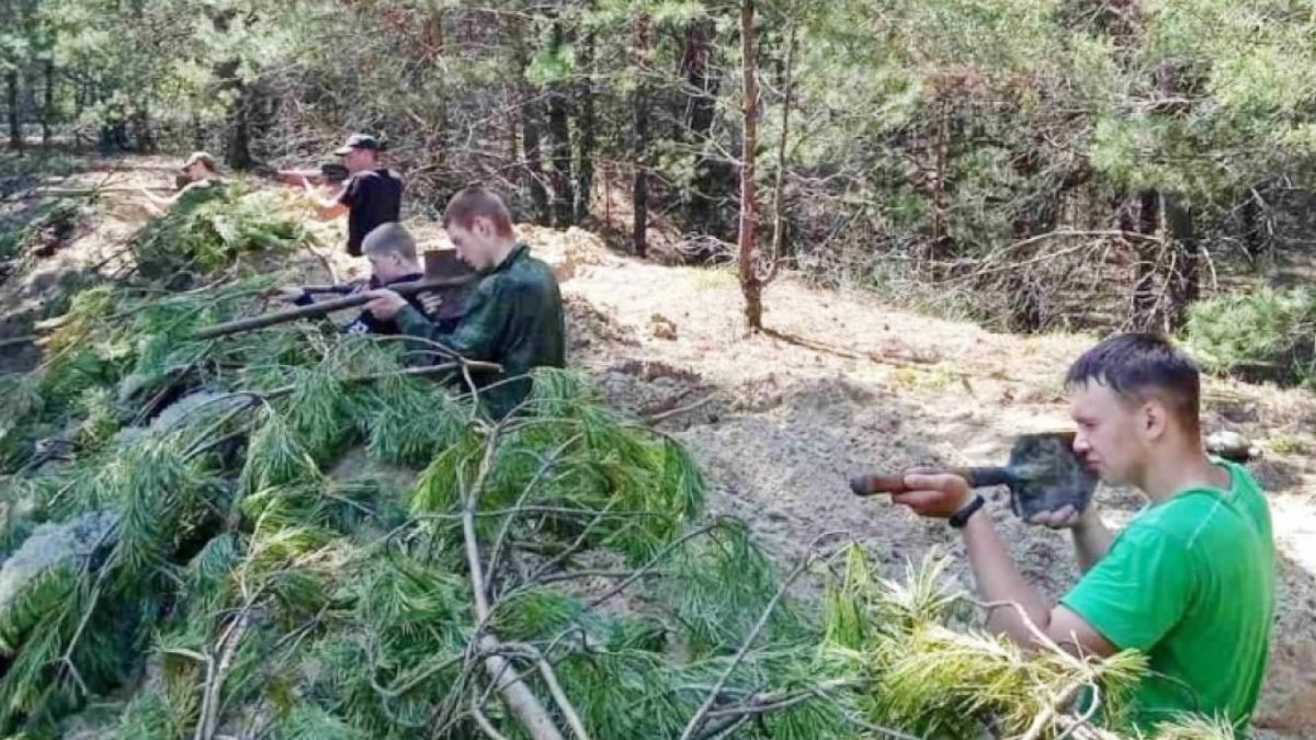 В Беларуси подростков учат "стрелять" из лопат: курьезные фото В Беларуси подростков учат "стрелять" из лопат: курьезные фото