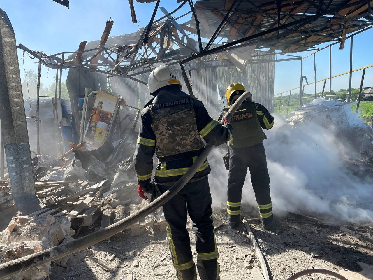 Четверо человек погибли под завалами: оккупанты снова обстреливают Харьковщину Четверо человек погибли под завалами: оккупанты снова обстреливают Харьковщину