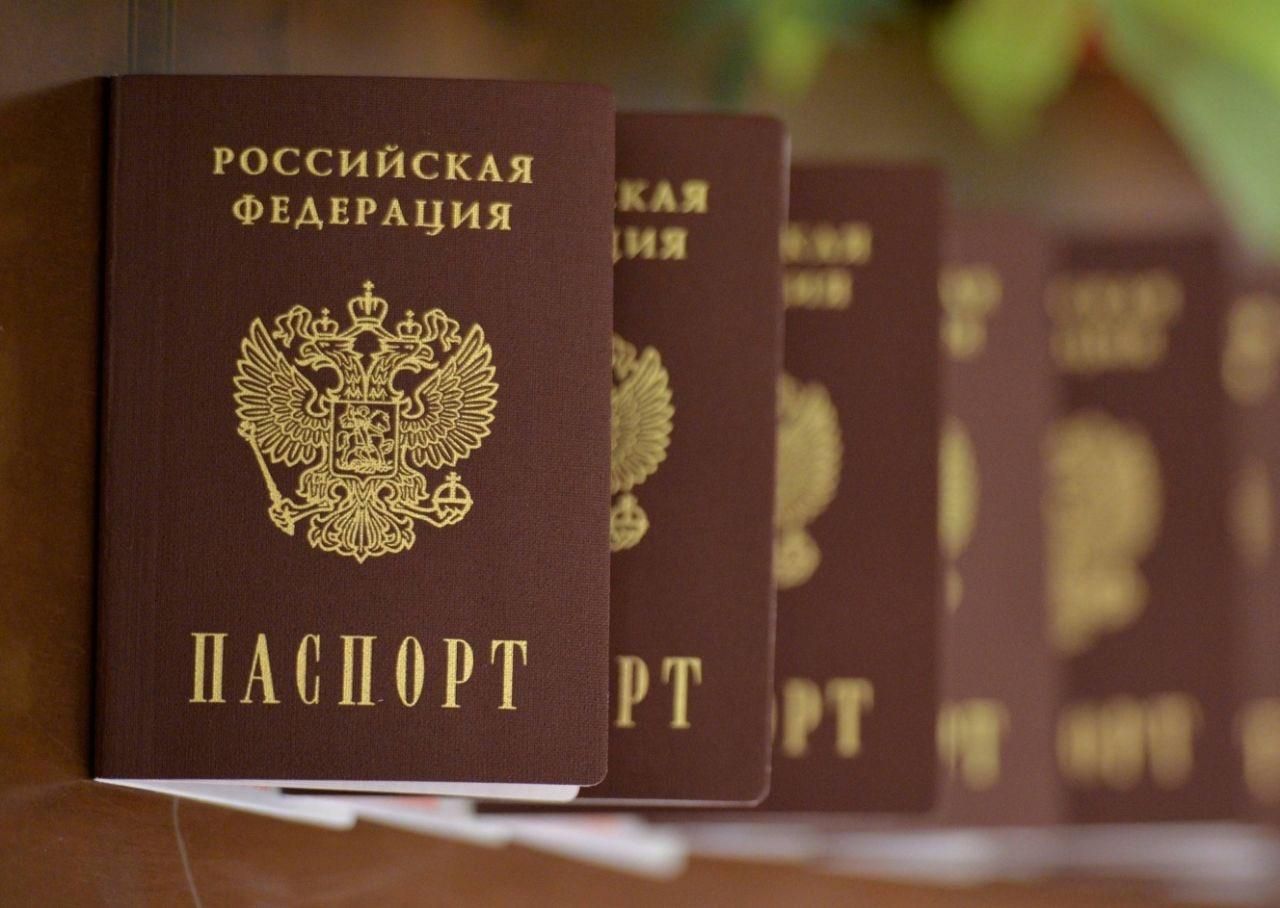 Окупанти видають паспорти Росії в Херсоні, але змогли "намалювати" лише 23 власників
