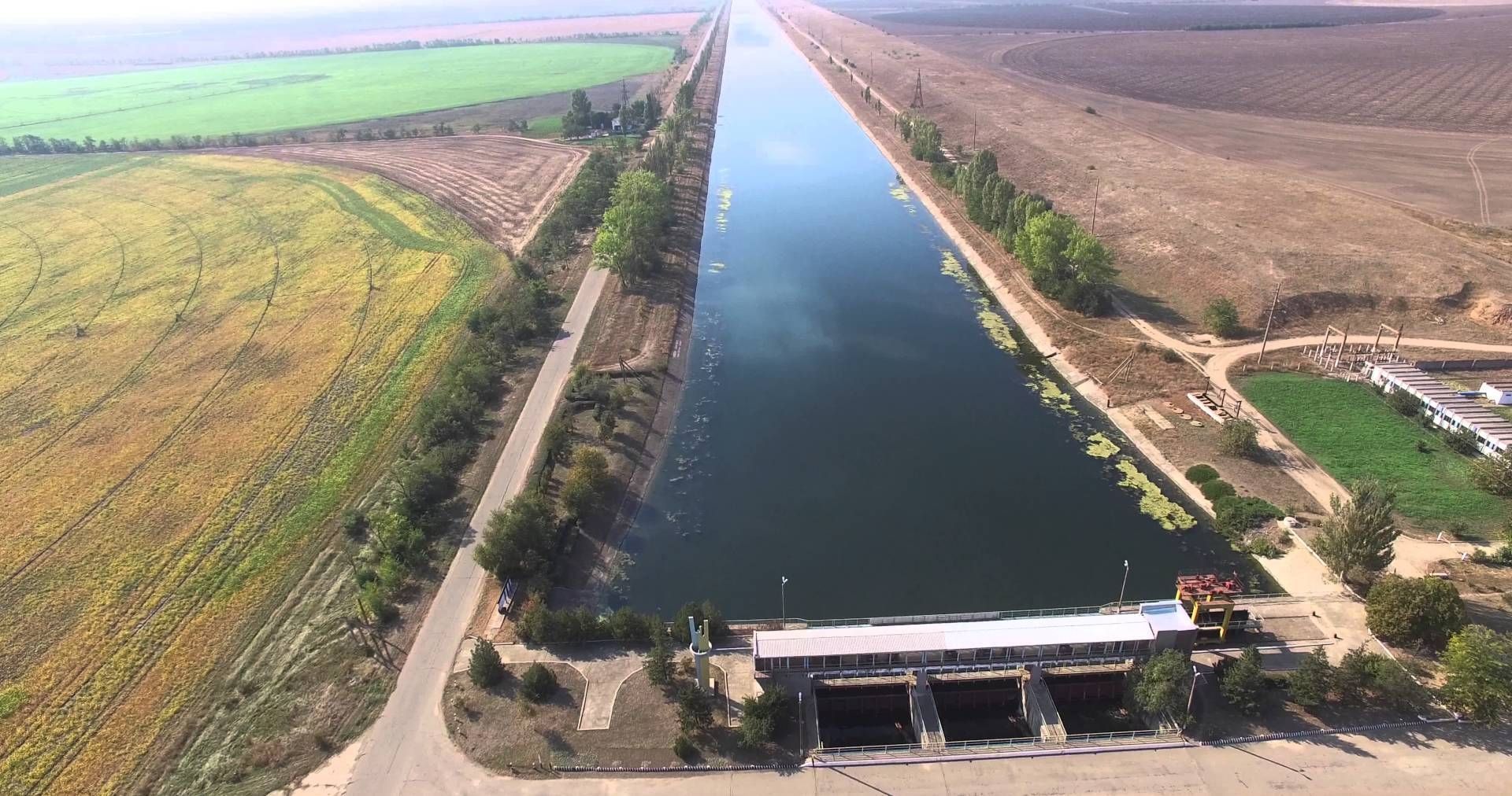 Окупанти навколо Кримського каналу встановили захисні залізобетонні конструкції Окупанти навколо Кримського каналу встановили захисні залізобетонні конструкції