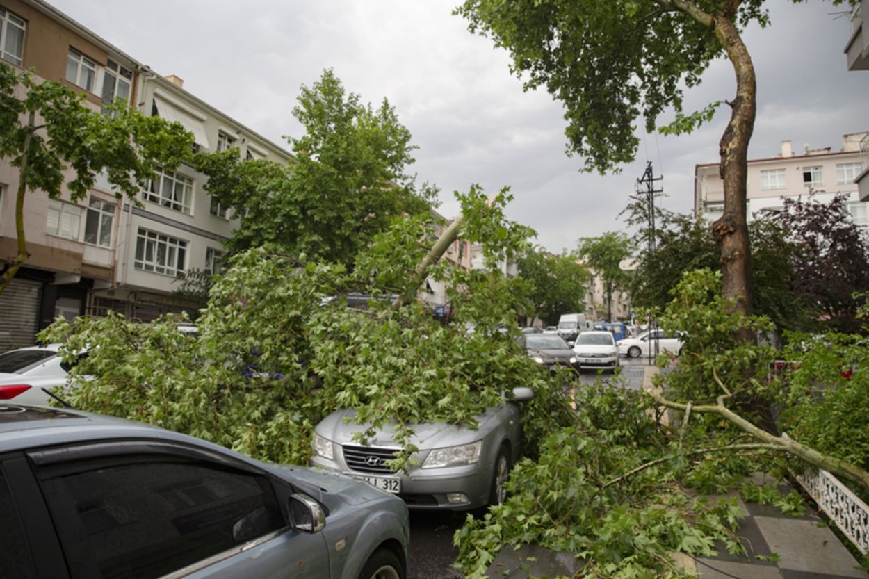 Столицу Турции Анкару накрыл мощный ураган: уже есть погибший – шокирующие видео