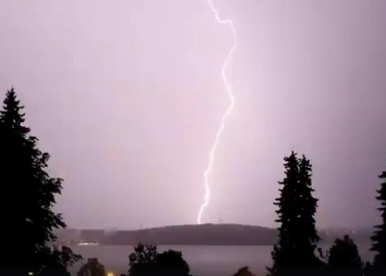 Нашли тела девочек и их папы: в результате грозы в Тернопольской области авто снесло в реку Нашли тела девочек и их папы: в результате грозы в Тернопольской области авто снесло в реку