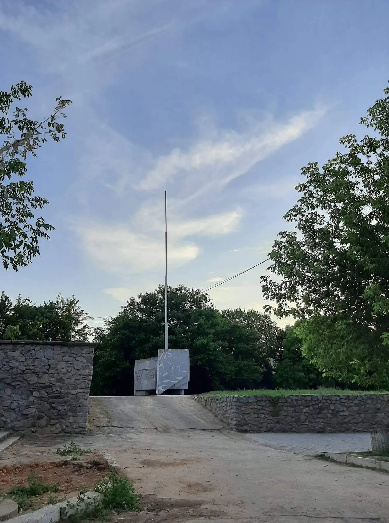 З флагштоку в Каховці зняли російський прапор З флагштоку в Каховці зняли російський прапор