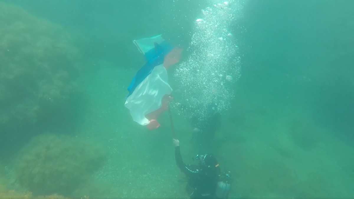 Кращого місця не придумати: окупанти встановили триколор Росії на дні Чорного моря Кращого місця не придумати: окупанти встановили триколор Росії на дні Чорного моря