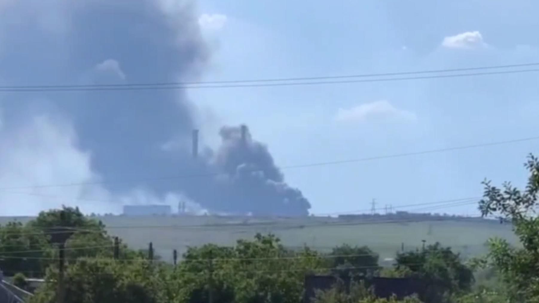 Оккупанты ударили по Углегорской ТЭС: масштабный пожар попал на видео