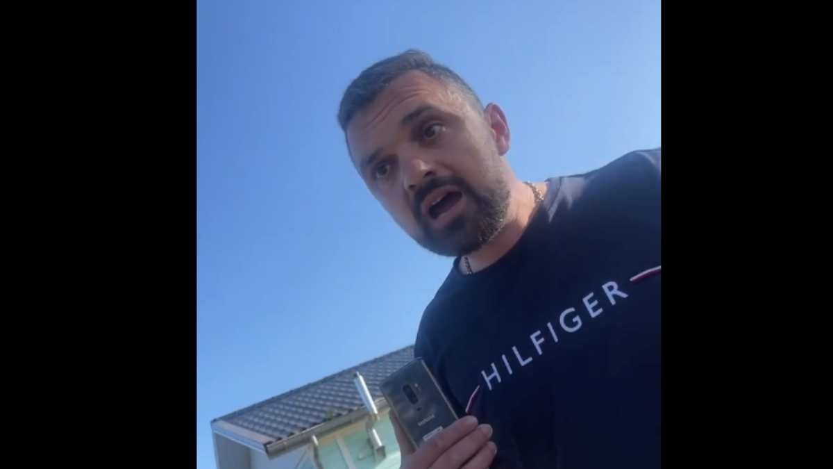 Син сказав "Слава Україні": росіяни з матами накинулися на українку в Німеччині Син сказав "Слава Україні": росіяни з матами накинулися на українку в Німеччині