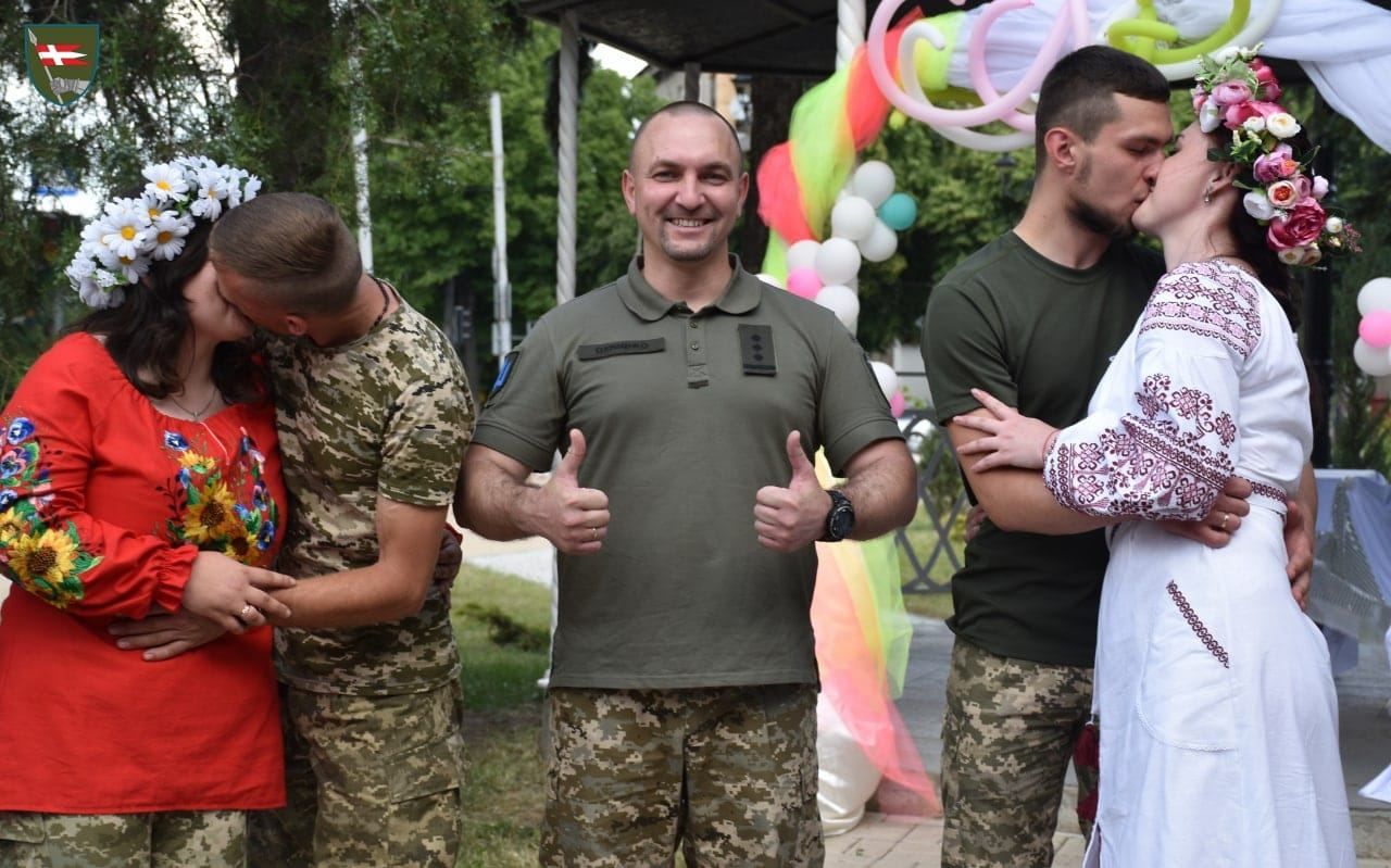 Княжеская свадьба на передовой: в Донецкой области поженились две пары военнослужащих Княжеская свадьба на передовой: в Донецкой области поженились две пары военнослужащих