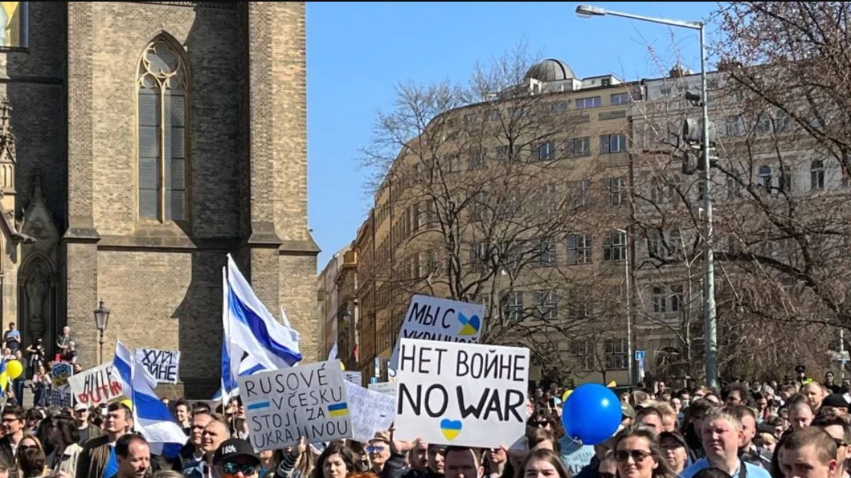 У 30 країнах світу в "день Росії" влаштували акції проти вторгнення в Україну У 30 країнах світу в "день Росії" влаштували акції проти вторгнення в Україну