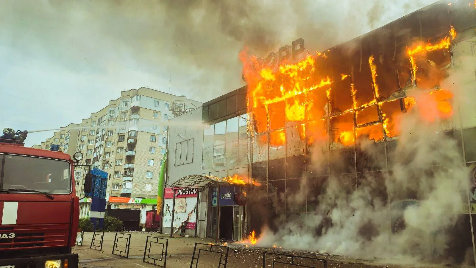Унаслідок обстрілів у Лисичанську загорівся торговий центр