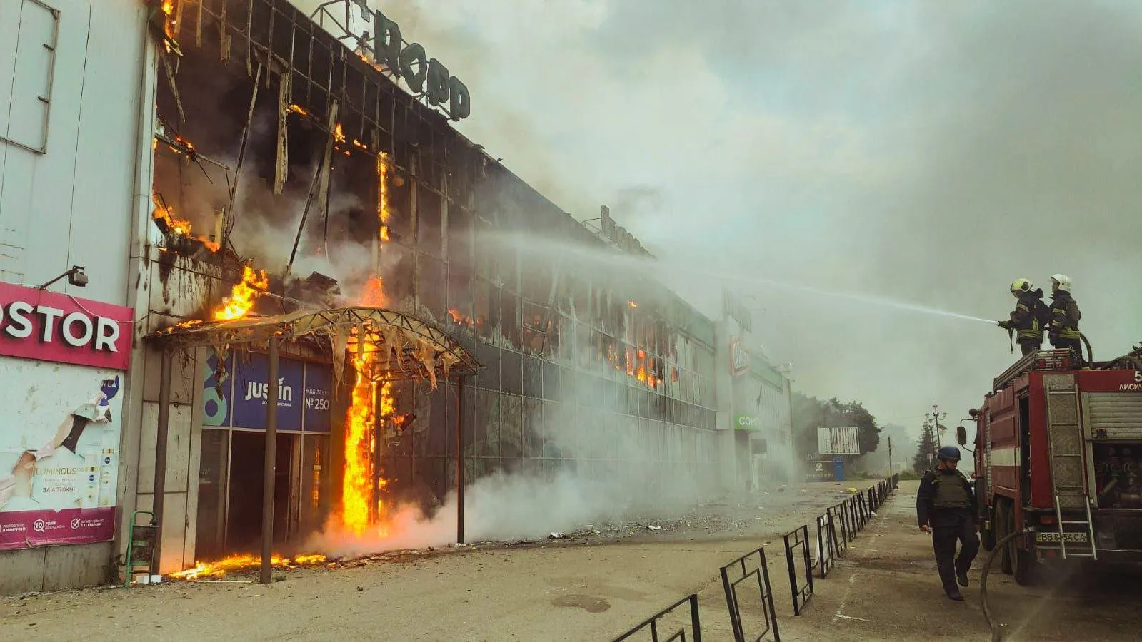Рятувальники гасять пожежу у Лисичанську