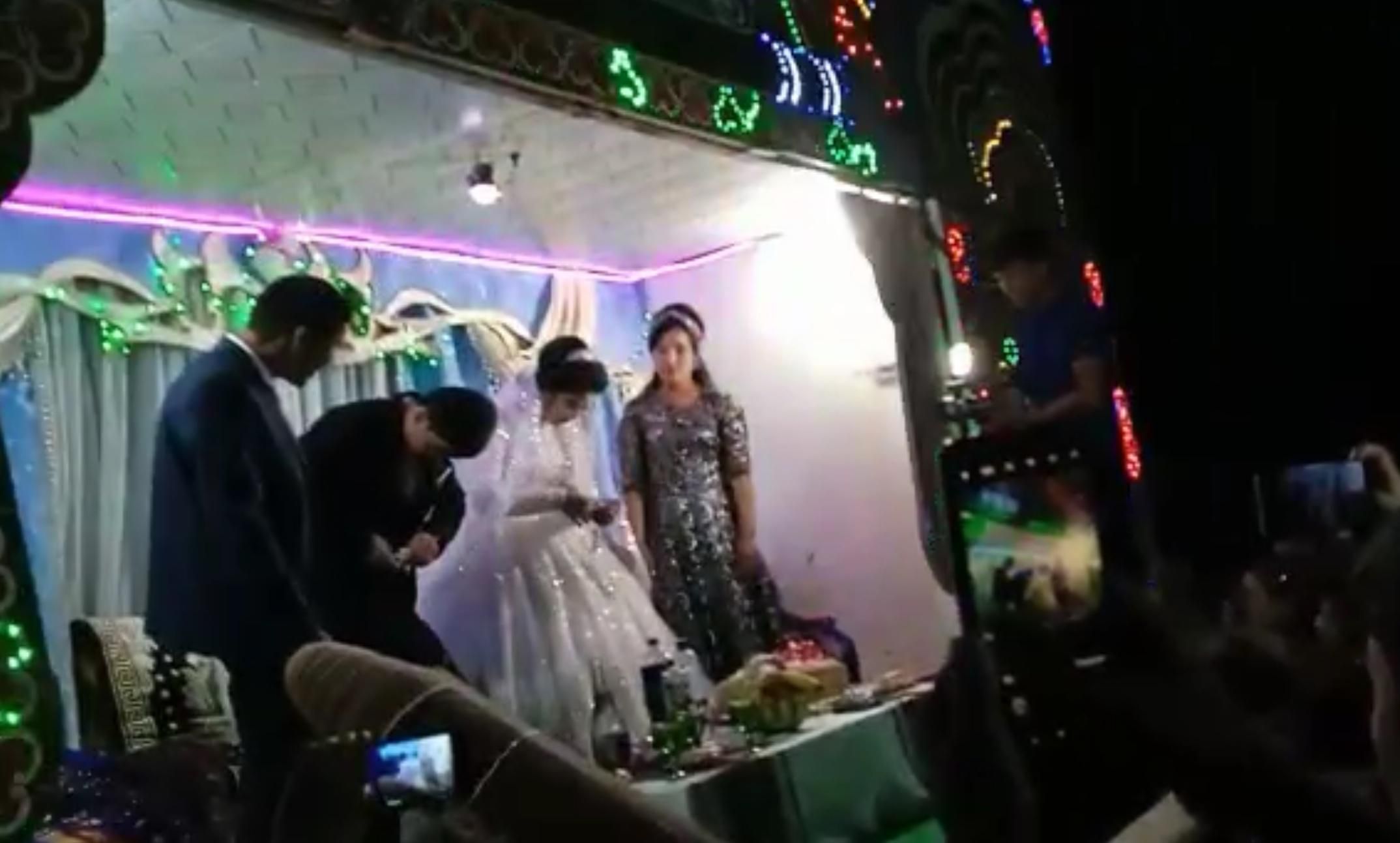 В Узбекистані на весіллі наречений вдарив свою жінку, не пробачивши перемогу у конкурсі