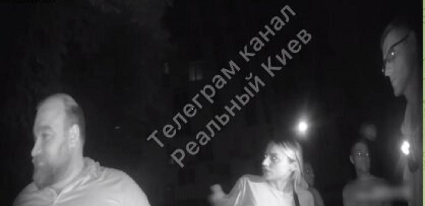 "Чого ти така жирна": у Києві порушниця комендантської години накинулася на правоохоронницю "Чого ти така жирна": у Києві порушниця комендантської години накинулася на правоохоронницю