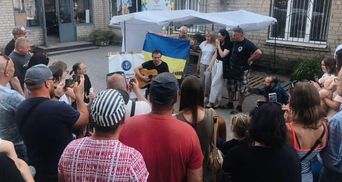 Святослав Вакарчук спел для переселенцев из Мариуполя: в какой город приехал артист