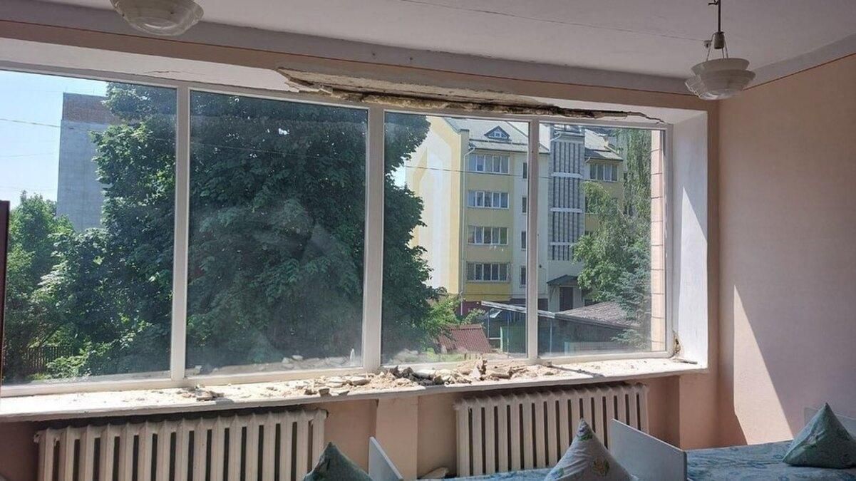 Ракети окупантів у Чорткові пошкодили школу, спортивний заклад і садочок Ракети окупантів у Чорткові пошкодили школу, спортивний заклад і садочок