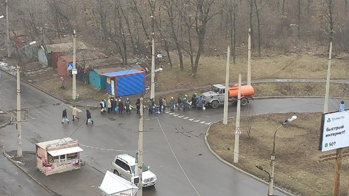 Моются в реке, ходят в туалет в ведра: дончане жалуются на нищету из-за войны Моются в реке, ходят в туалет в ведра: дончане жалуются на нищету из-за войны