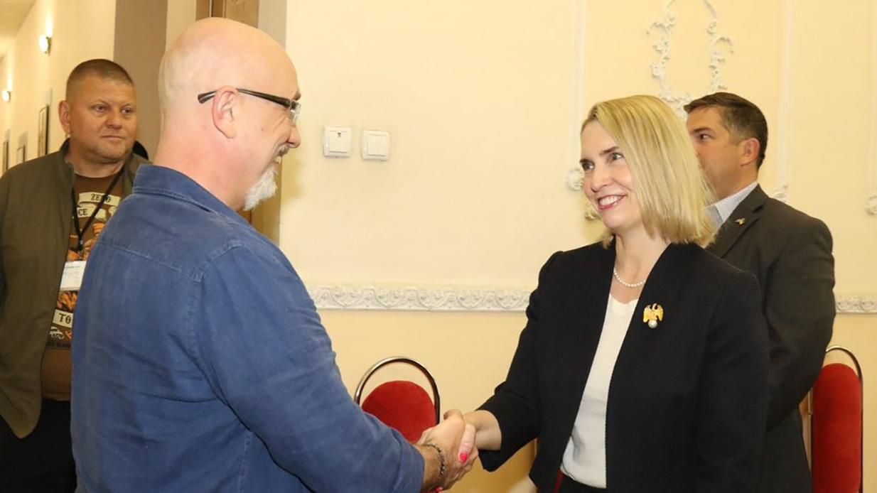 Резніков, Залужний і пані посол США Брінк обговорили підготовку до "Рамштайну-3" Резніков, Залужний і пані посол США Брінк обговорили підготовку до "Рамштайну-3"