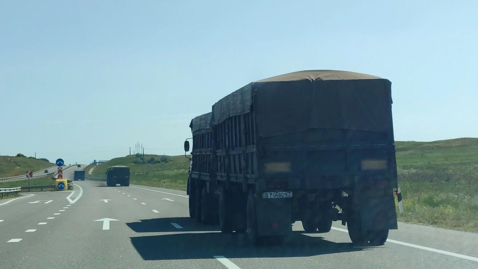 У Криму біля Керчі зафіксували вантажівки з українськими номерами