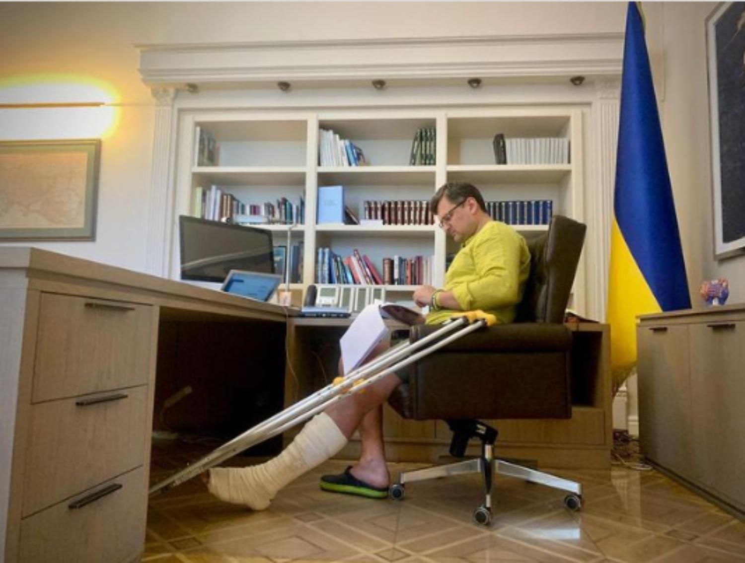 Навіть на милицях, проте до перемоги, – Дмитро Кулеба отримав травму ноги Навіть на милицях, проте до перемоги, – Дмитро Кулеба отримав травму ноги