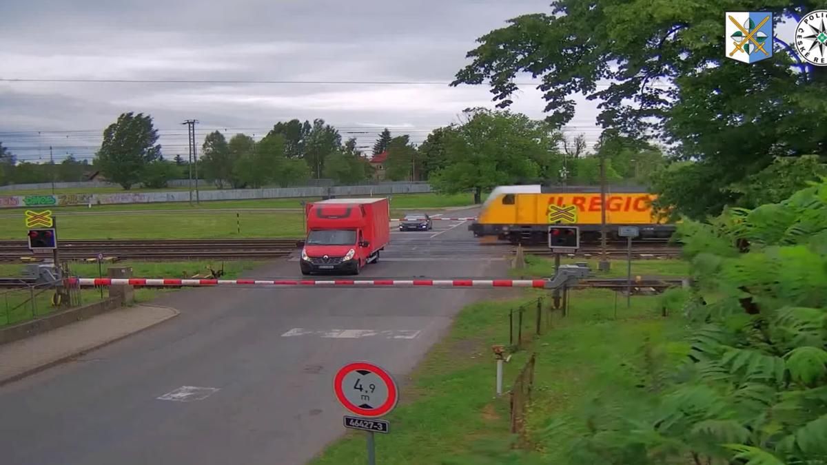 Когда не удалось проскочить: в чешском городке шлагбаумы заблокировали грузовик на переезде